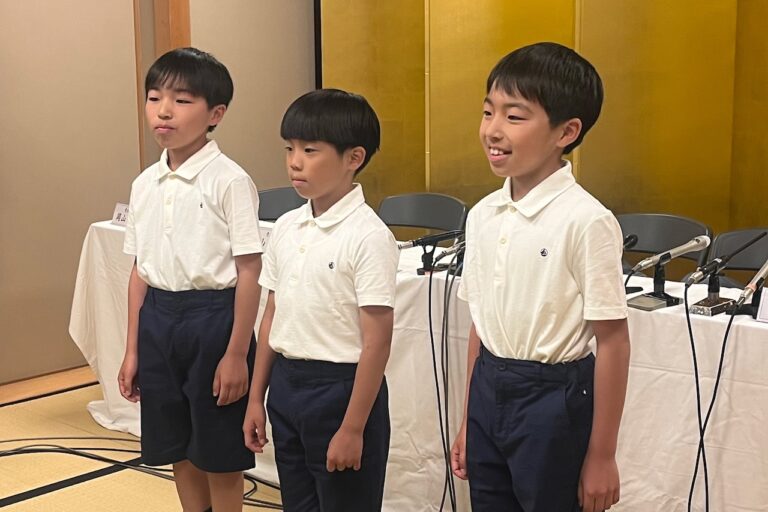 长野组浮子上的幼鱼和秃鱼