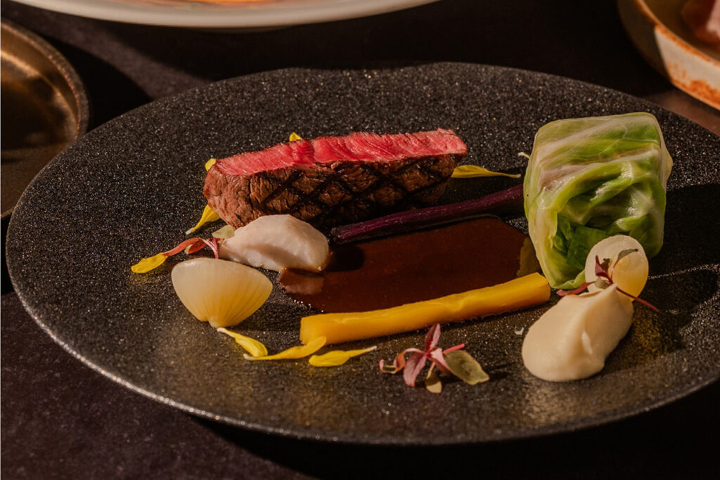 北海道産牛フィレのグリルと牛ホホ肉のキャベツ包み