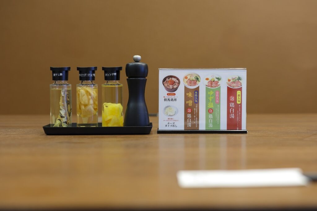 京都 鶏白湯そば 純〜四条烏丸〜　卓上調味料