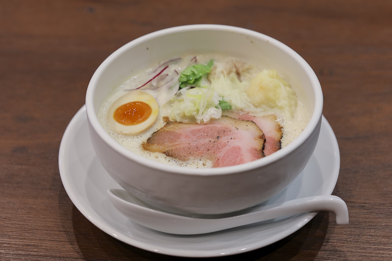 味変で自分好みのラーメンに［京都 鶏白湯そば 純〜四条烏丸〜］