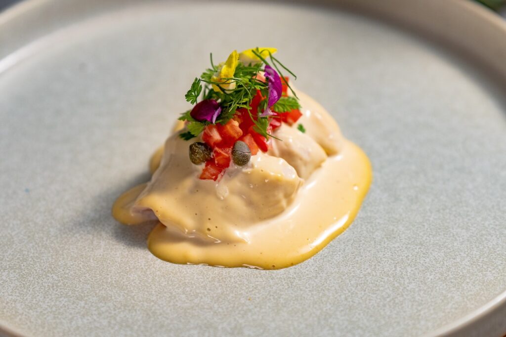 ダブルツリーbyヒルトン京都駅　丹波鶏のトンナートソース