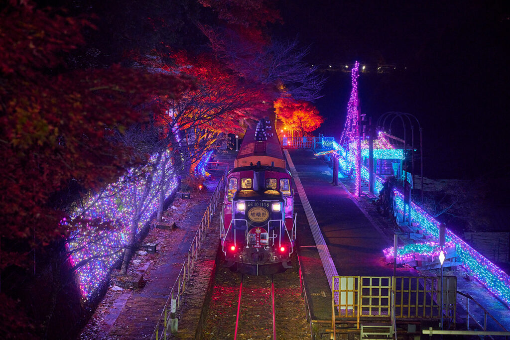 嵯峨野トロッコ列車 光の幻想列車