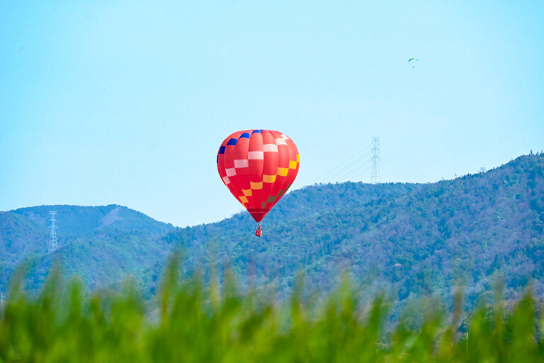 京都・亀岡　熱気球のフライトシーズンがスタート