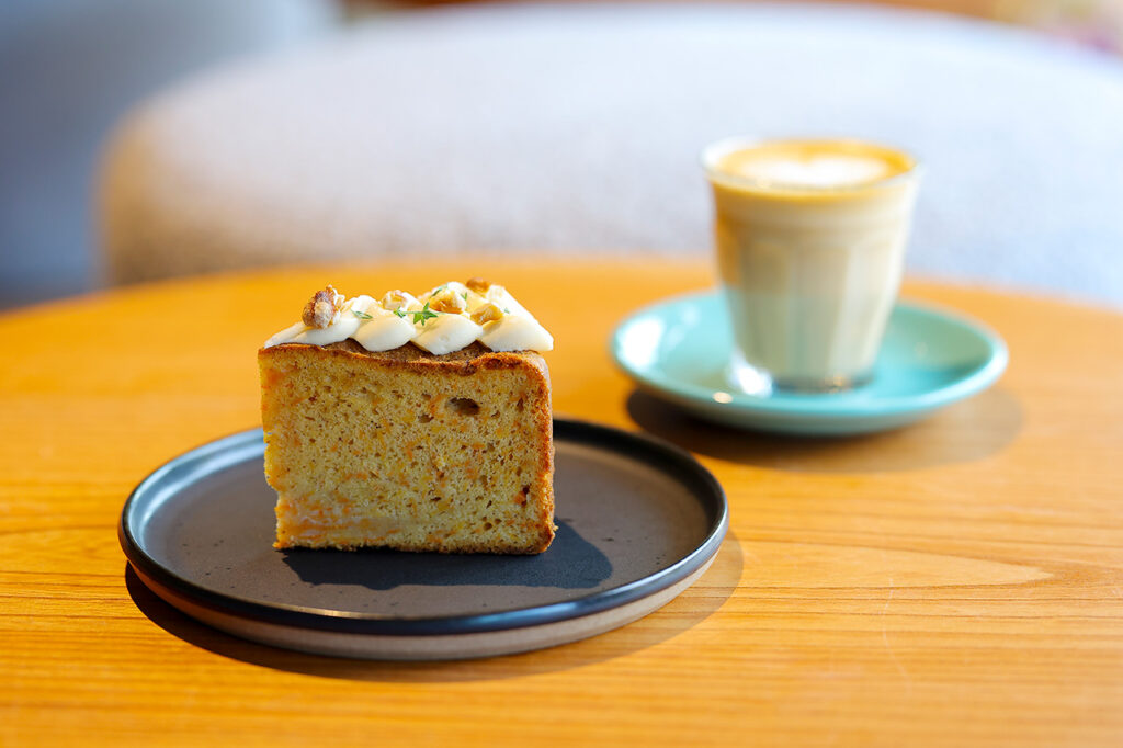 キャロットケーキ、カフェラテ