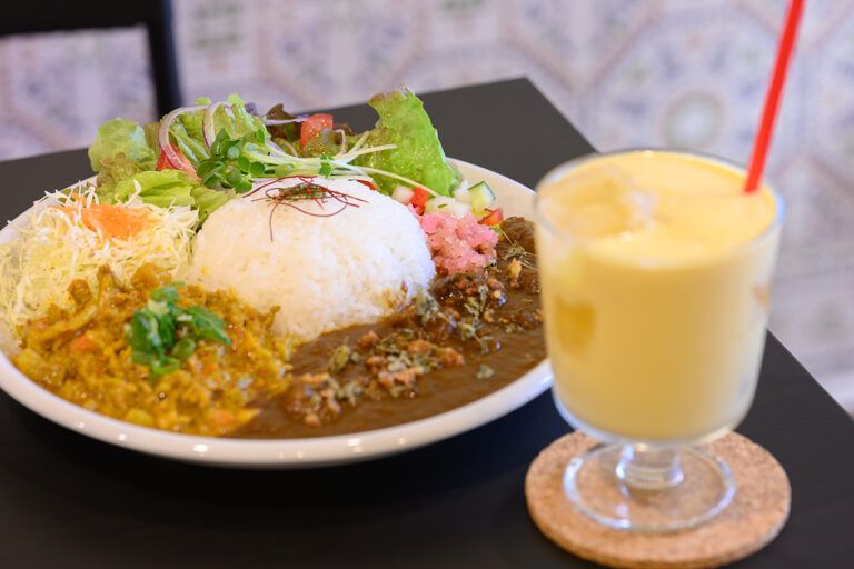 ビーフとお好みのキーマのあいがけカレー