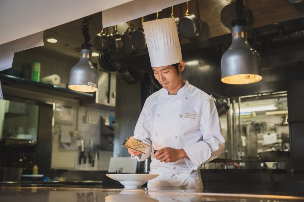 「ホテルグランヴィア京都」 の「ビュー＆ダイニング　コトシエール」の鈴木昴シェフ。