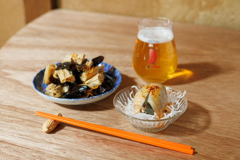 皮蛋（ピータン）ウフマヨ、涼拌腐竹木耳、香港クラフトビール・ヤングマスター