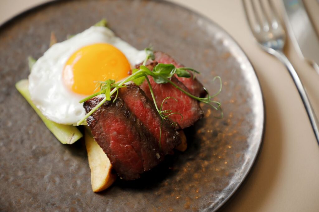 フォーシーズンズ内エンバ・キョウト・グリルのホリデーブランチ