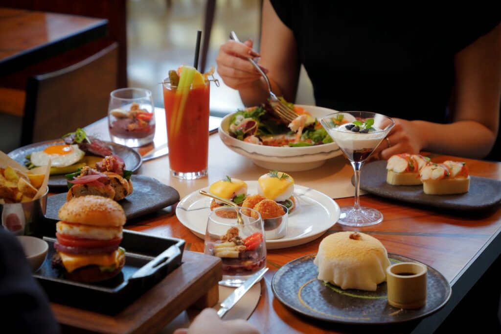 フォーシーズンズ内エンバ・キョウト・グリルのホリデーブランチ