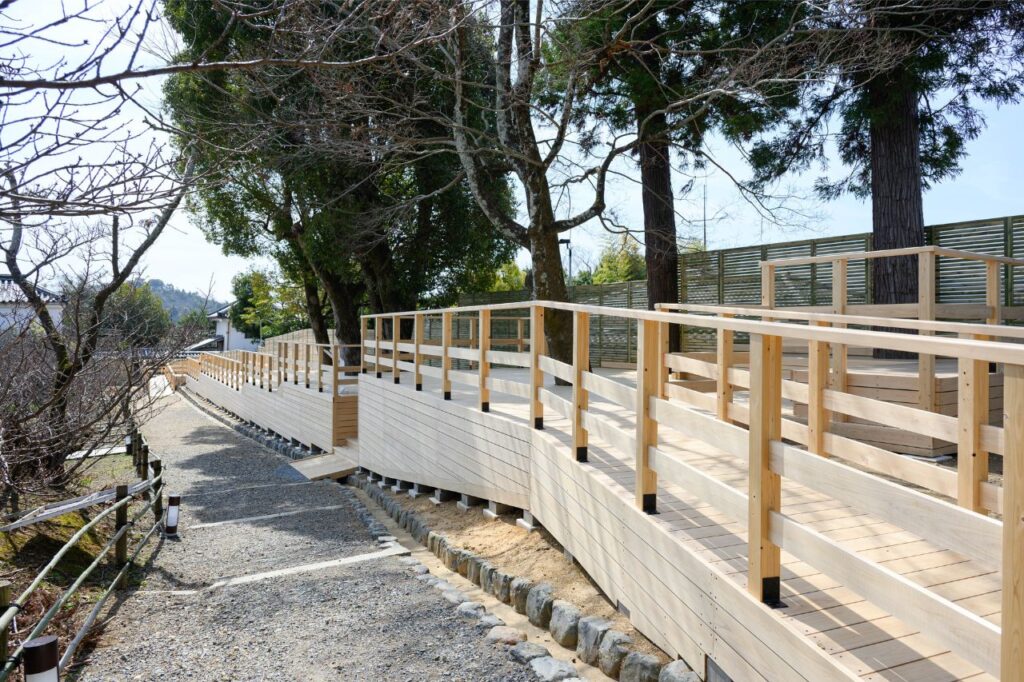 「名勝御室桜」観賞用デッキ