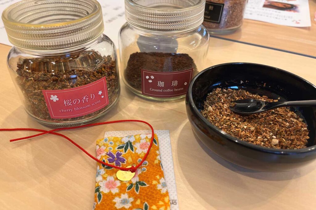 山田松香木店　香守り作り