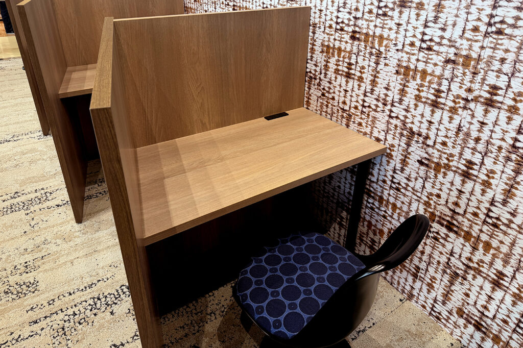 大垣書店 烏丸三条店「&lounge（アンドラウンジ）」01