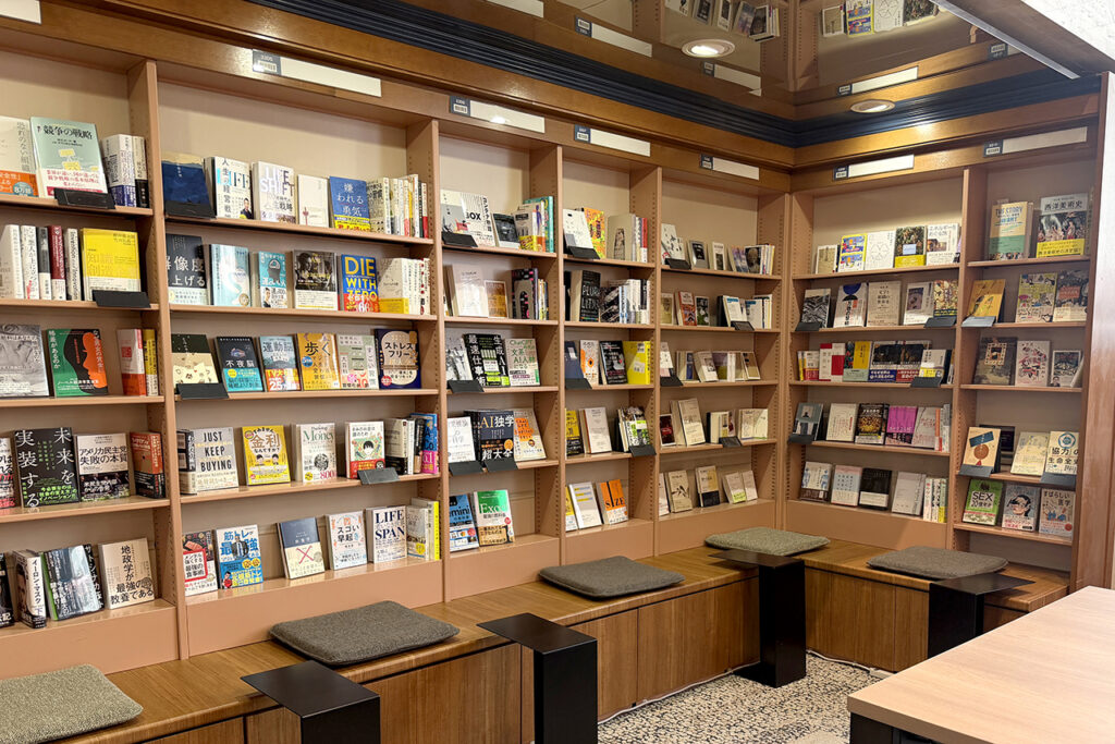 大垣書店 烏丸三条店「&lounge（アンドラウンジ）」02