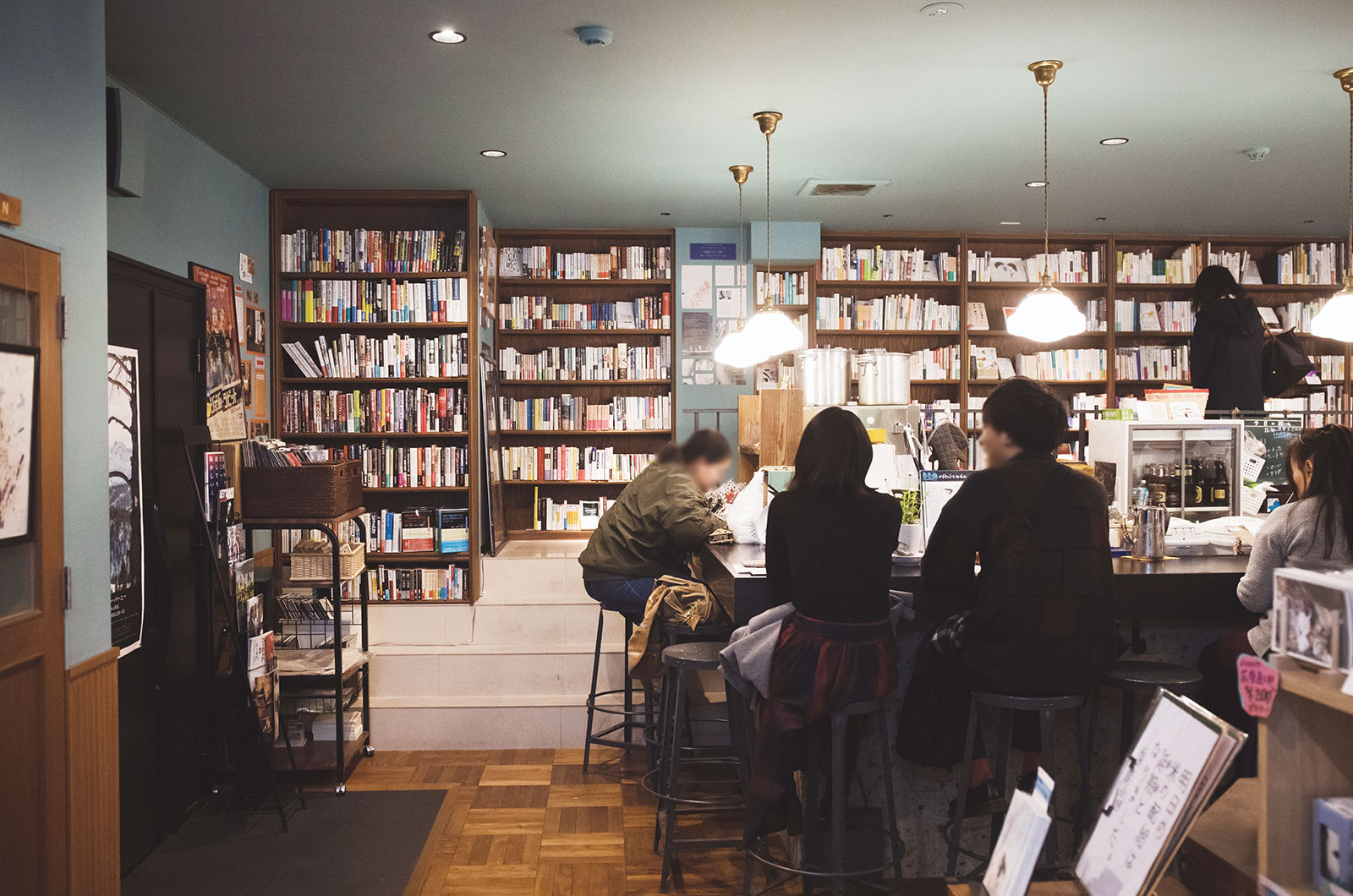 出町座併設のカフェや書店