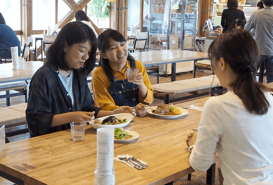 カフェテリア結で食べている様子