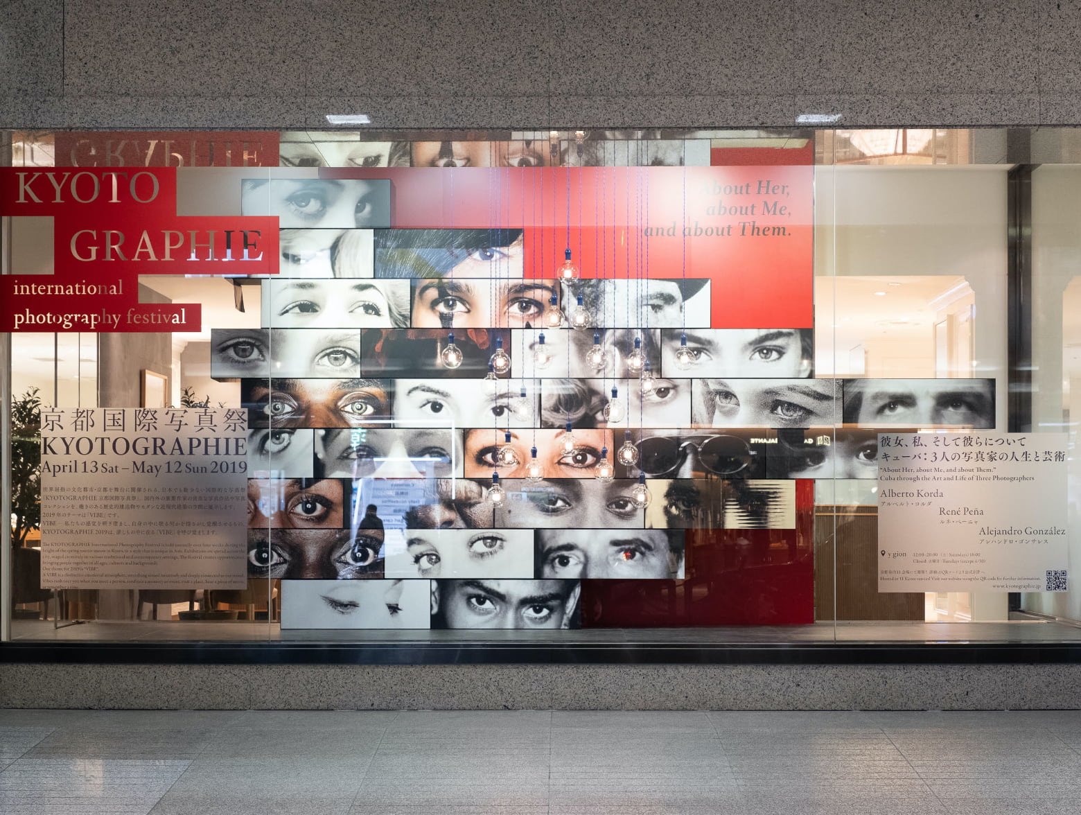 大丸京都店のウィンドウで紹介されたキューバン・アート（2019）©Yoshikazu Inoue - KYOTOGRAPHIE 2019 / Window Design by UMMM