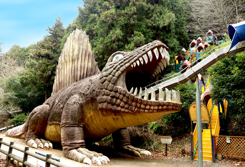 巨大な恐竜の口の中に入るすべり台