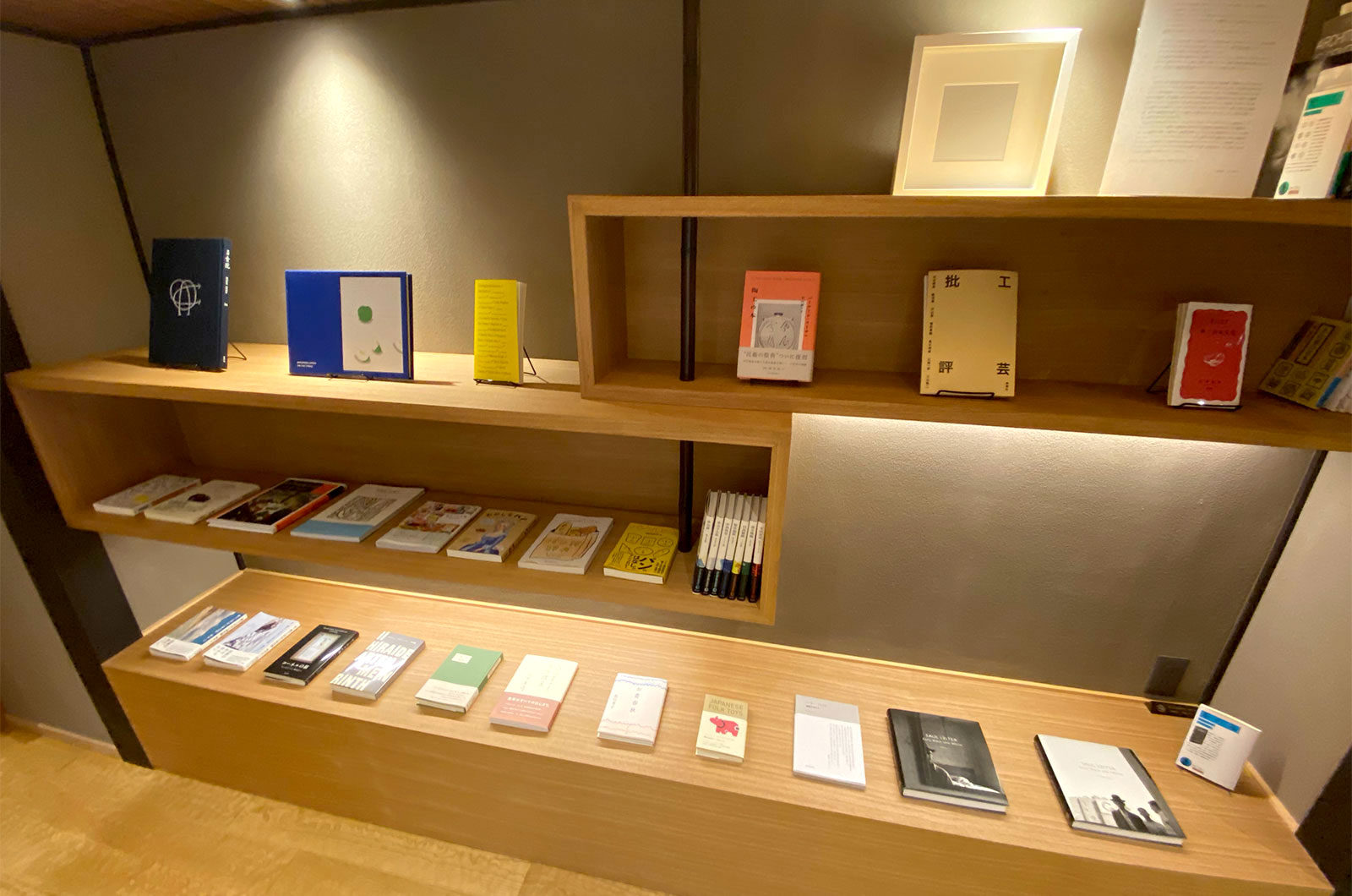 本屋の新しいあり方を提案している書店「誠光社」のセレクト本が並ぶ