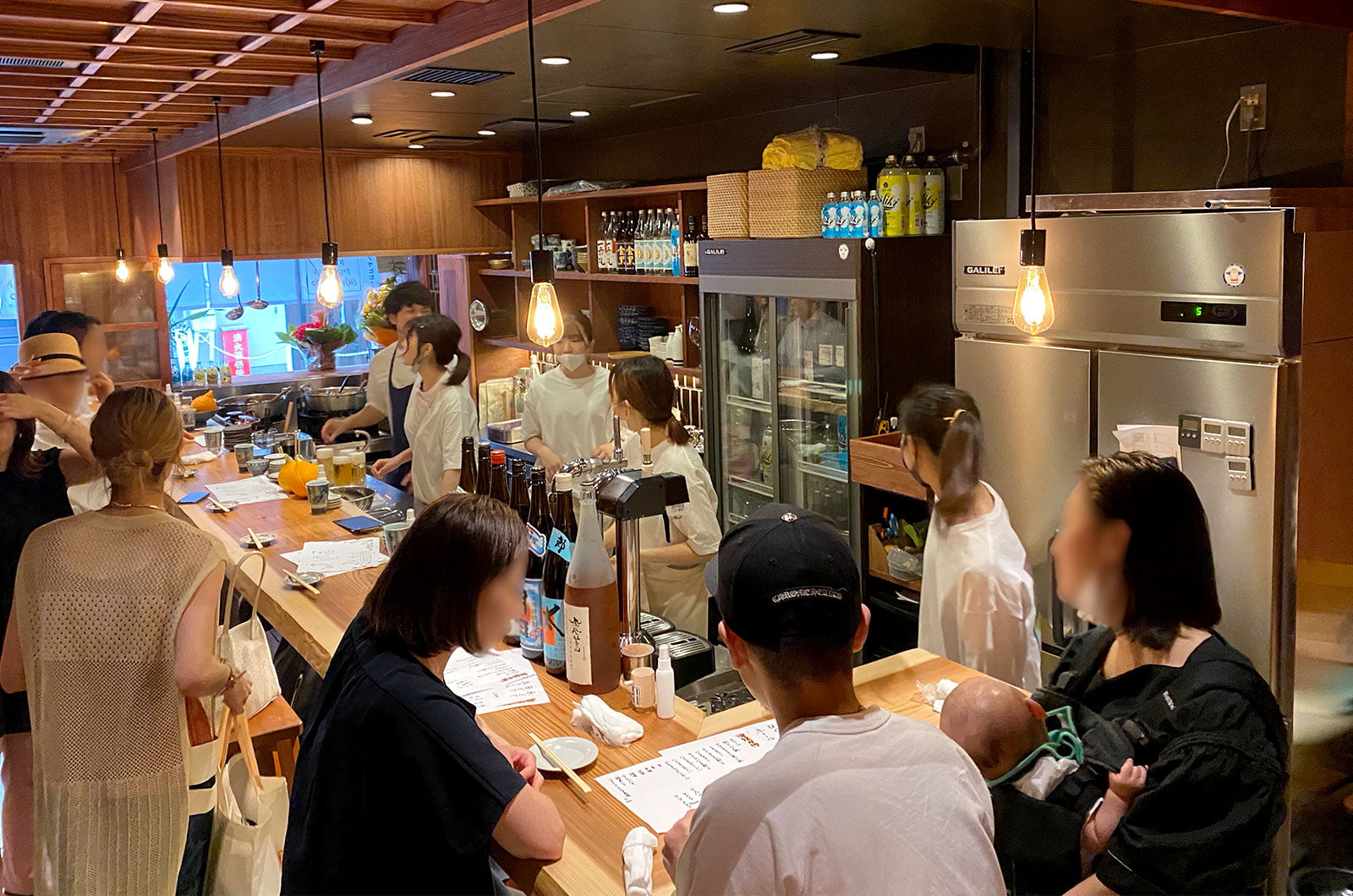 開店早々、17時から1階のカウンター席は満席状態